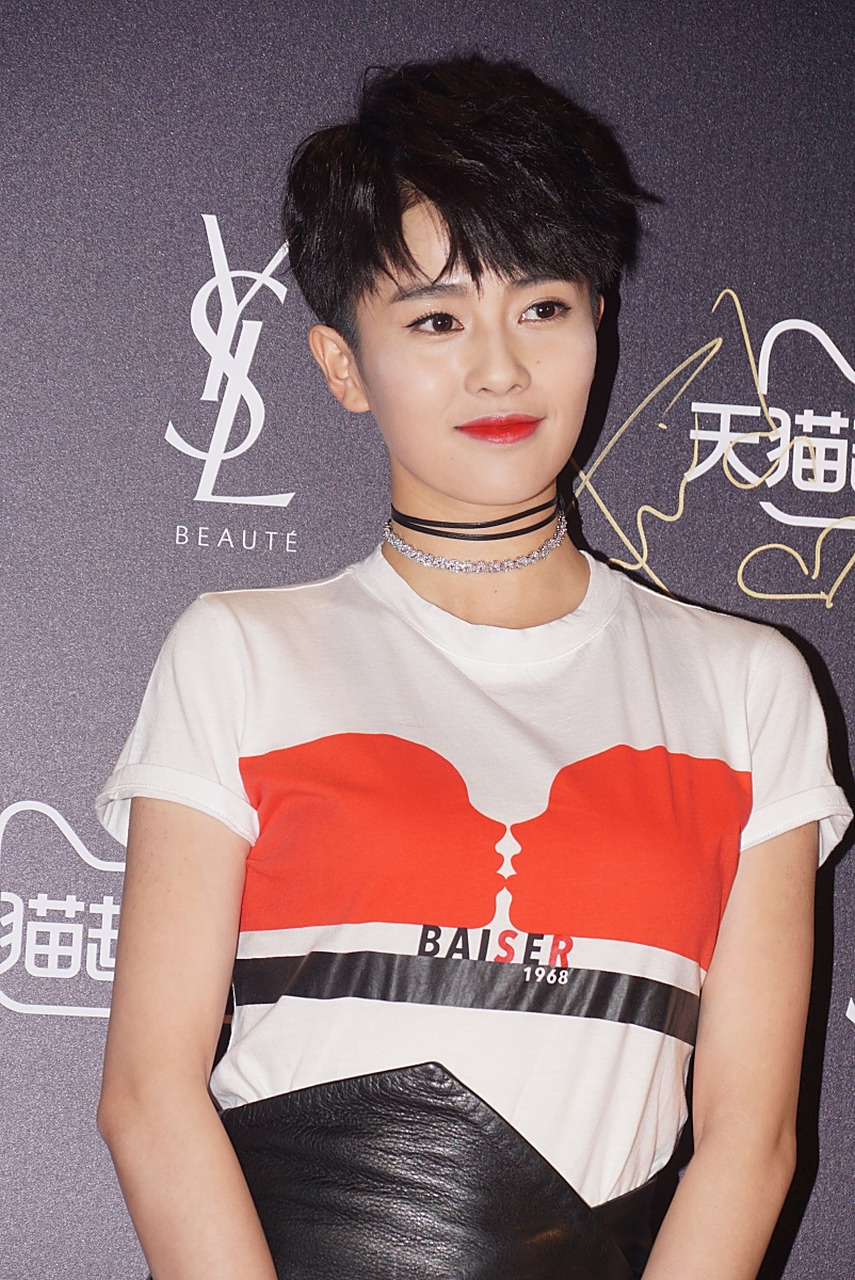 短发的她,多了几分英气,但也少了几分柔美[捂脸]!