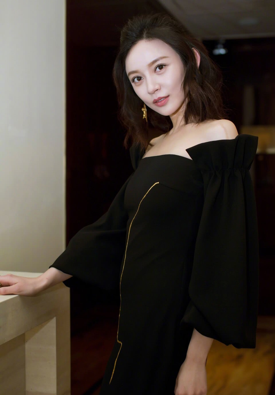 原本就肤白貌美的施诗,在黑色的衬托下,更加雪白透