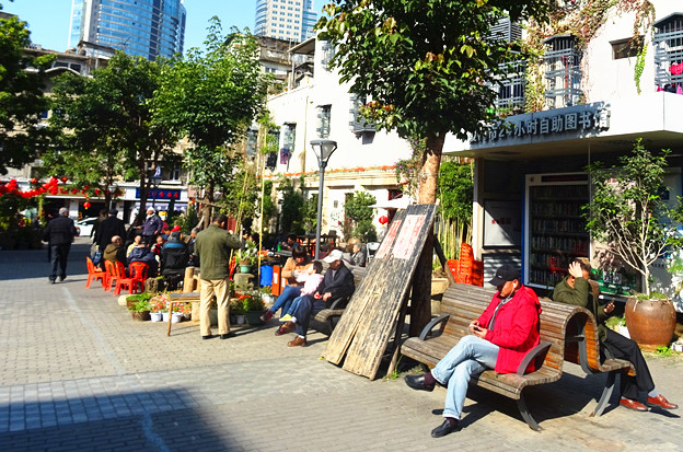 如今,当年破旧的鹭江剧场变成了一个传承老街历史文化的小公园.