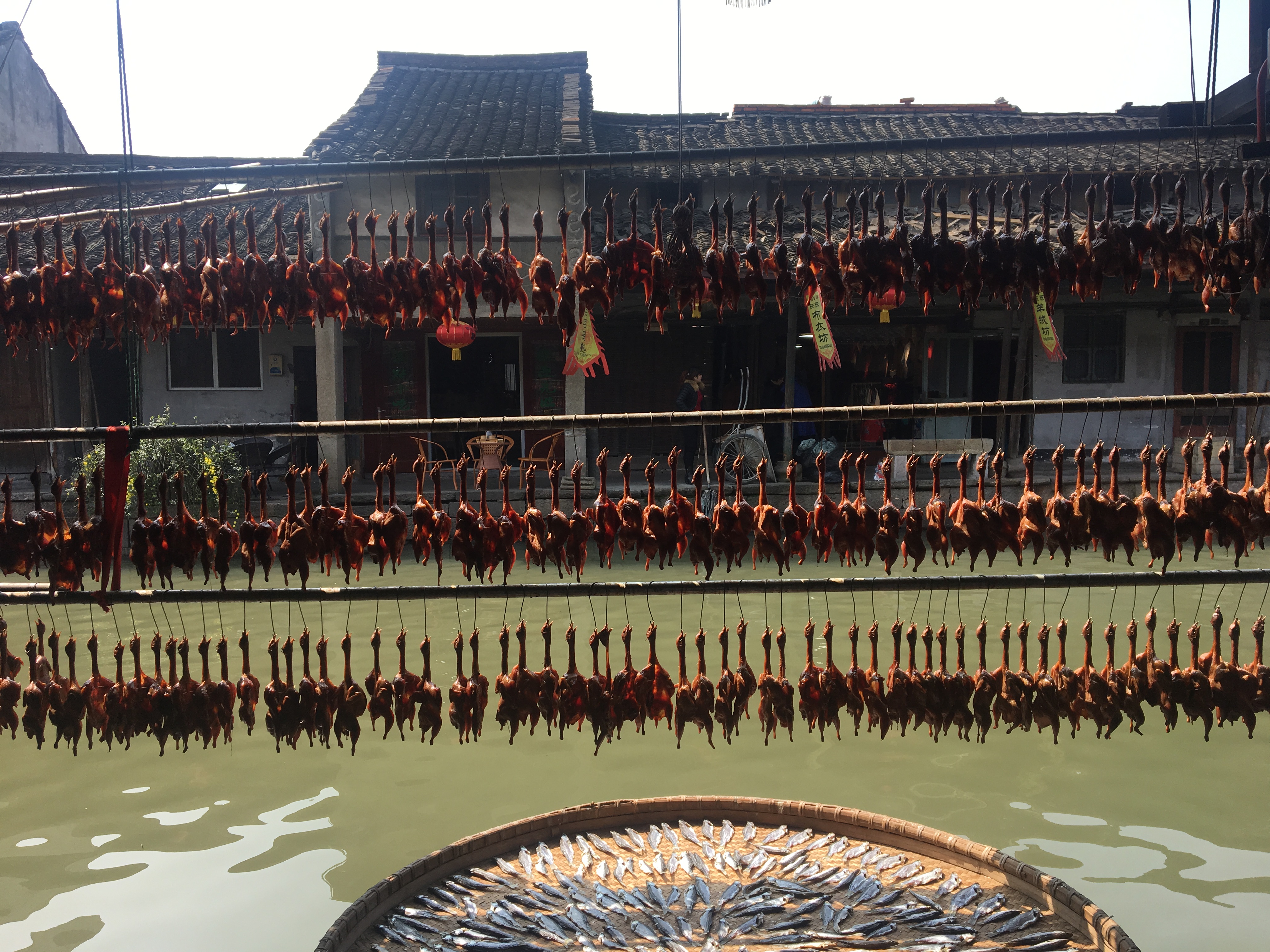 不仅如此,湘菜里腊味合蒸的所有配料你都能看到,腊肉,腊鱼,腊鸡,腊鸭