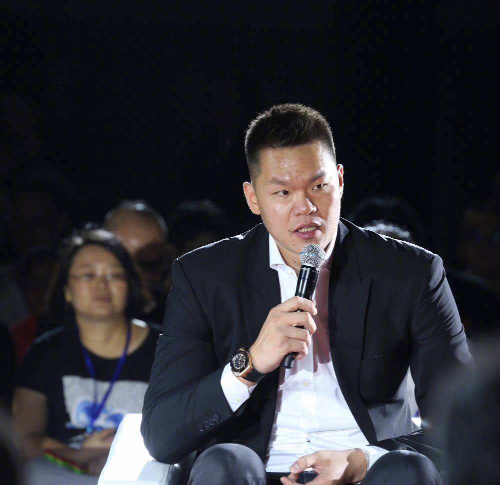 cba老板娘走红,40岁韵味十足,曾给易建联2000万年薪