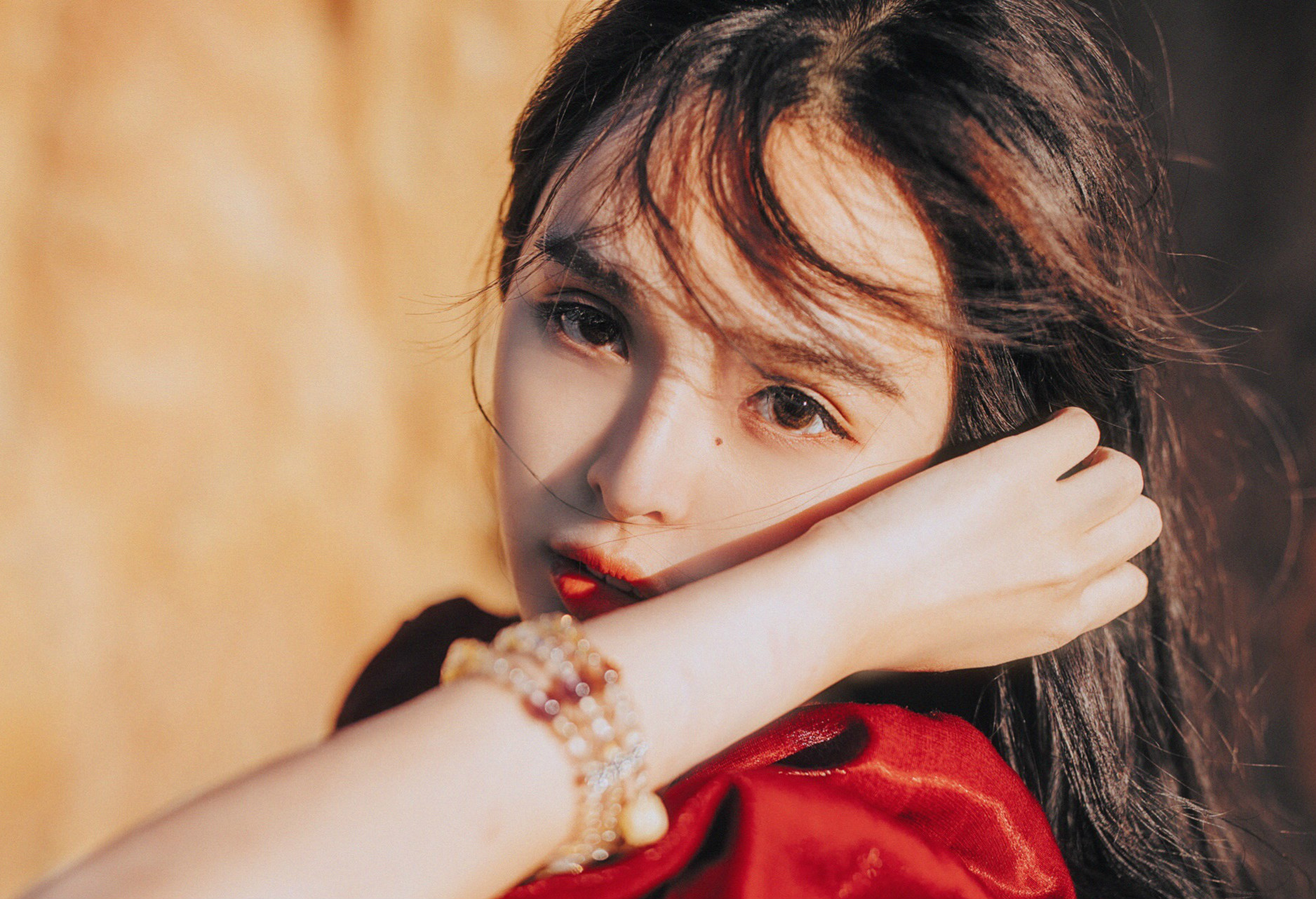 美图摄影:塞外的黄沙满天 红裙女孩秀美感性!