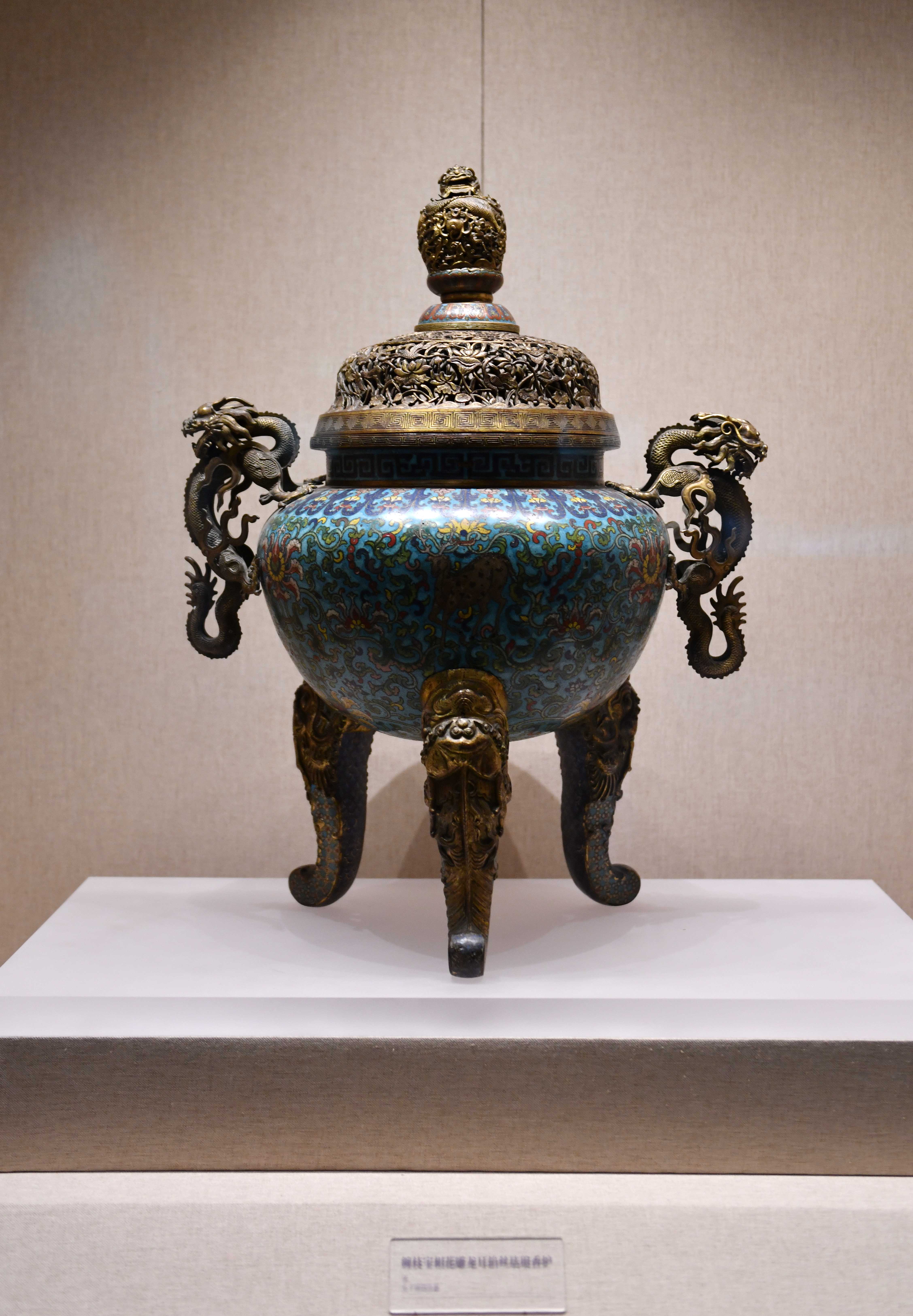 孔子博物馆内陈列的明朝时期香炉(11月26日摄).