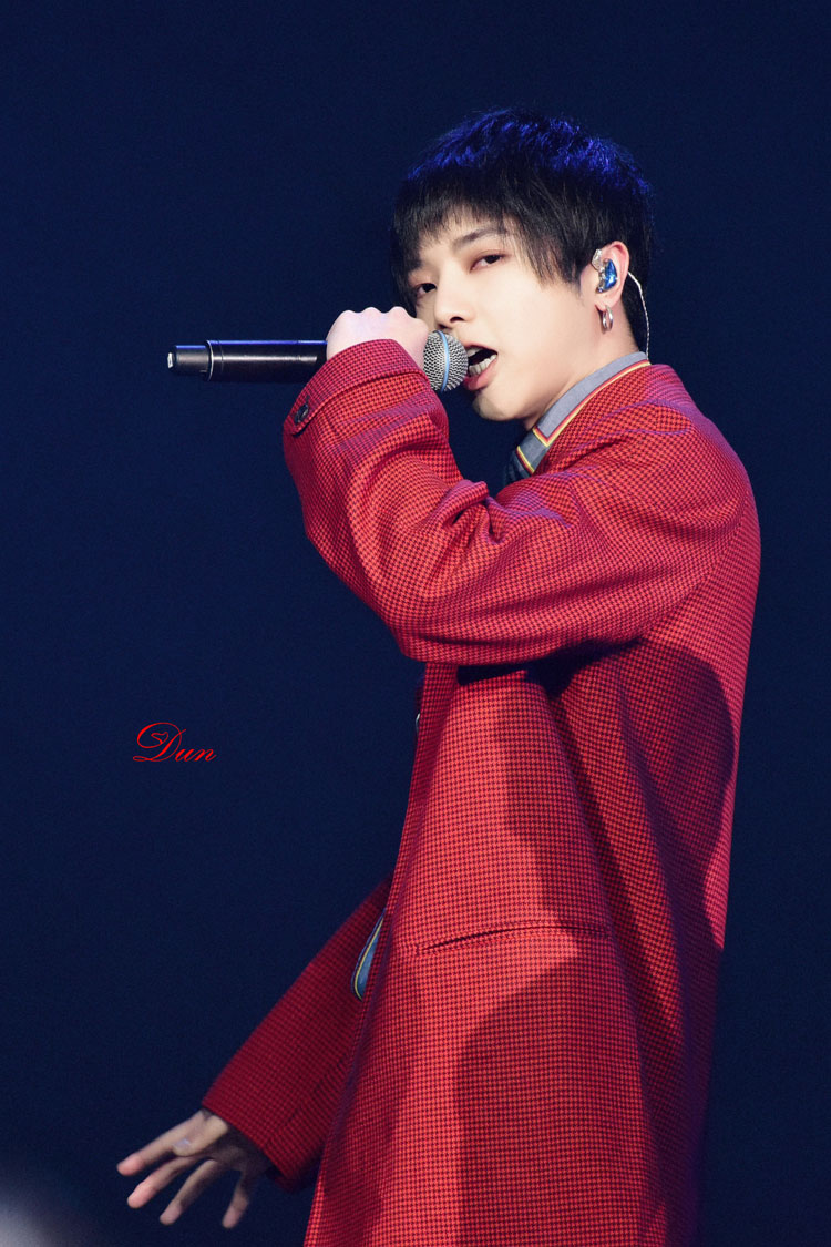 行走的衣服架子 华晨宇穿这套红装简直太帅了