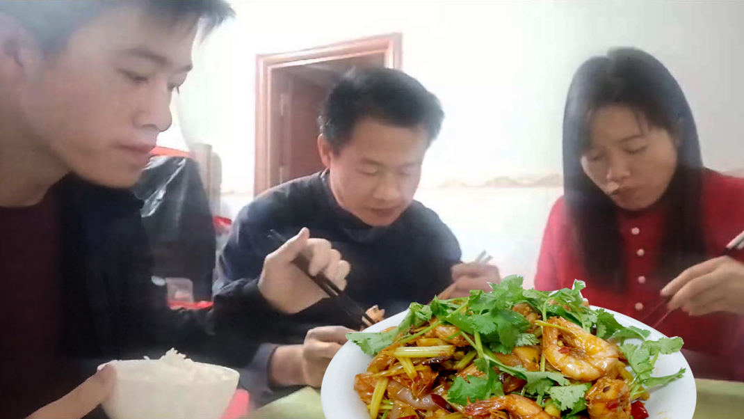 大虾不用水煮,这样做超好吃,一大锅都吃完了,油炸虾