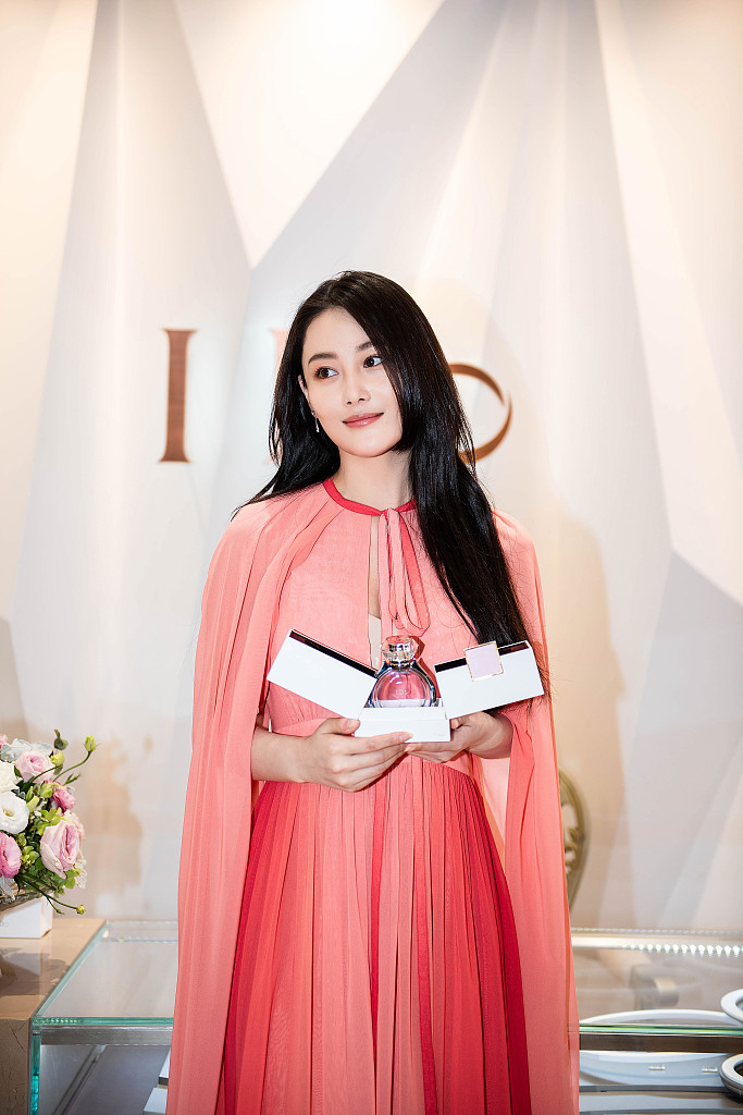 军嫂张馨予婚后首秀撩发秀婚戒,粉色长裙彰显女人味!