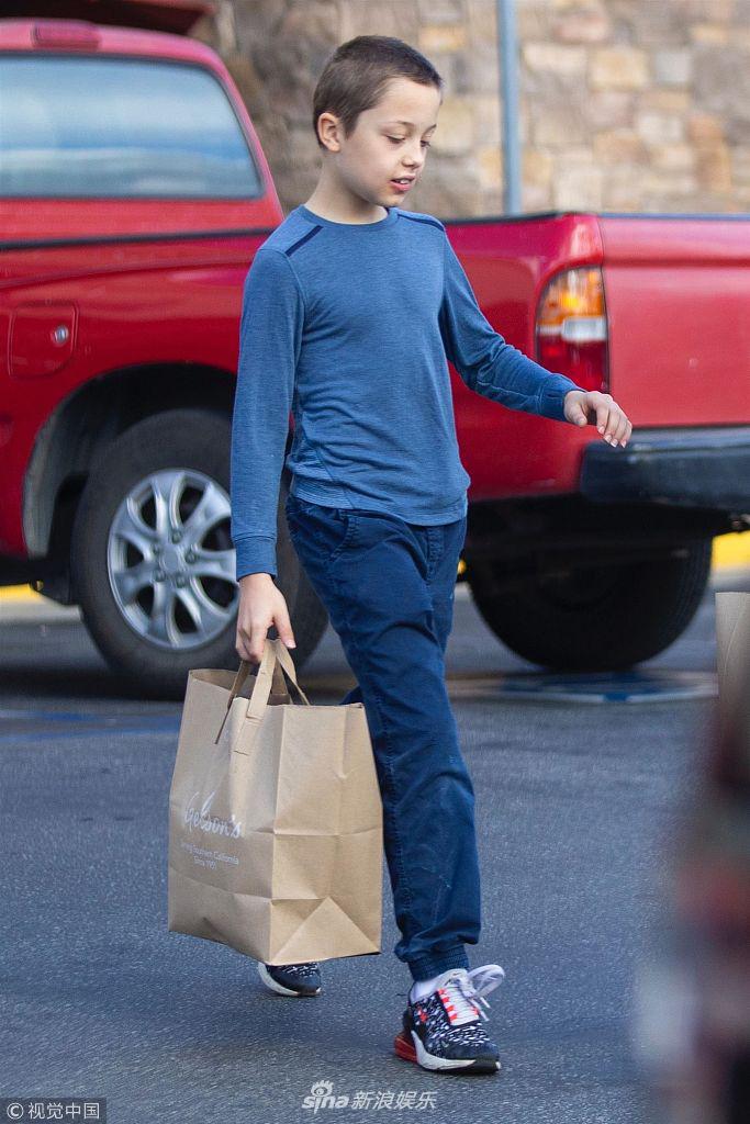 组图:朱莉女儿希洛短发高个似"小正太" 与弟弟外出收获满满