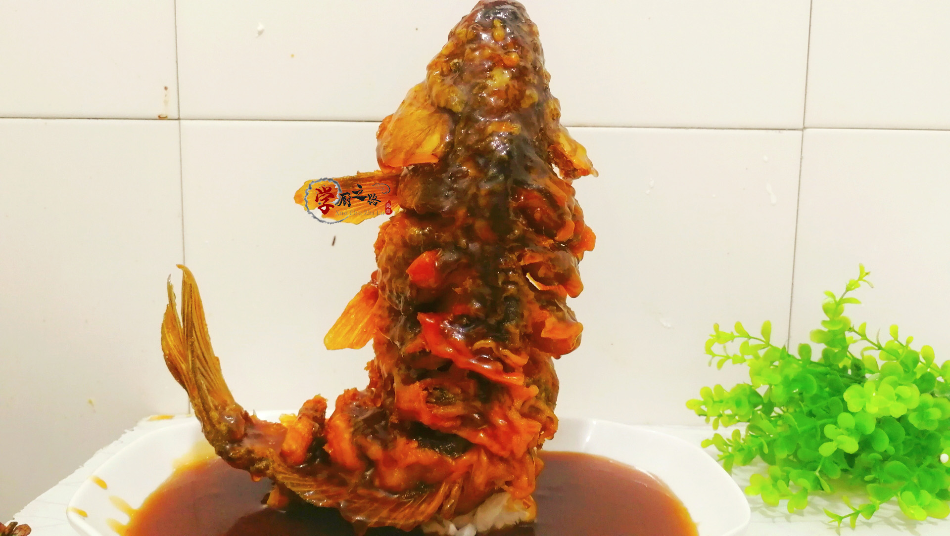 糖醋鲤鱼绵软无造型?看厨师长如何操作,外酥里嫩造型美观有诀窍