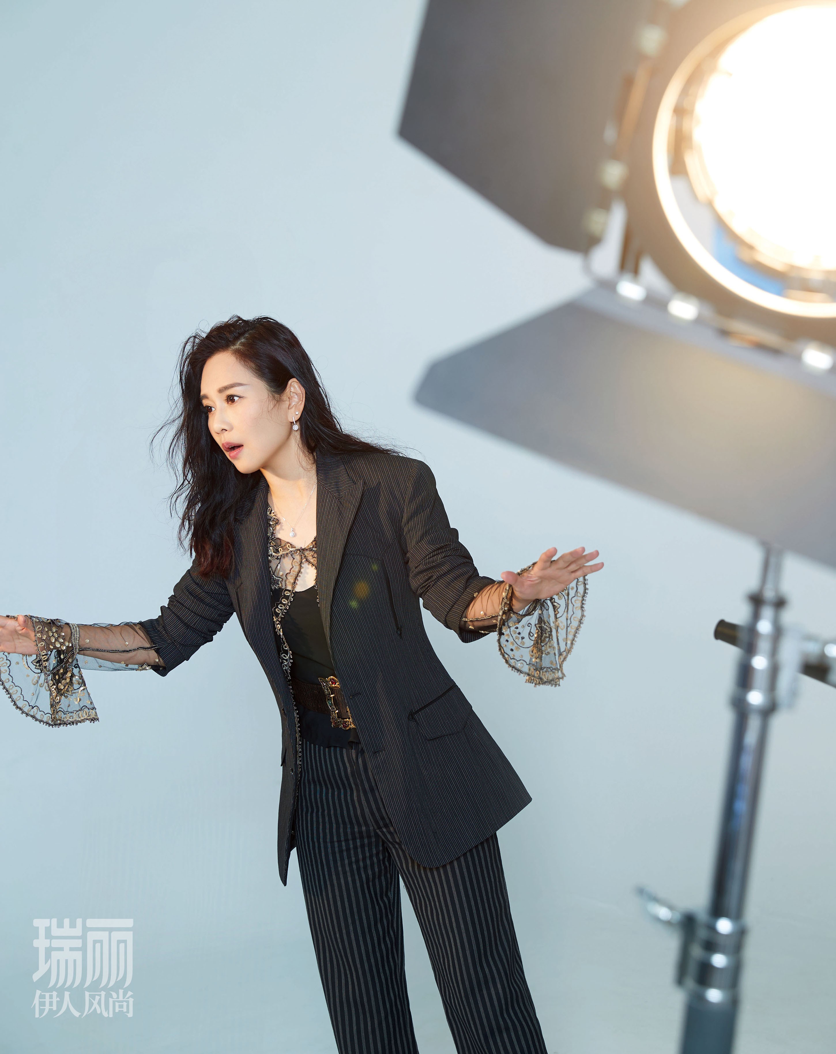 陈松伶登杂志开年刊 风格百变解锁多重精彩