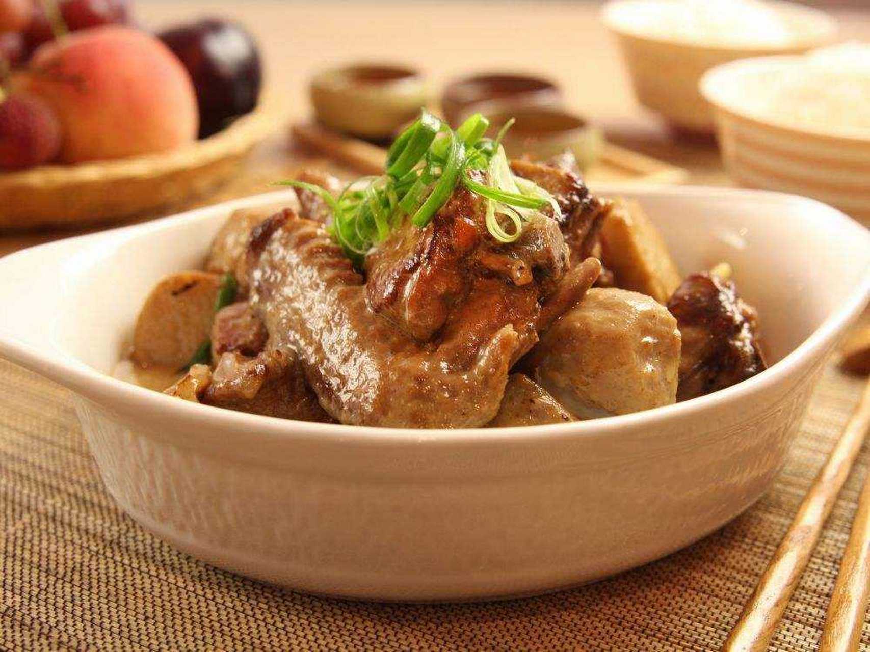 材料:鸭子40克,净芋头100克.