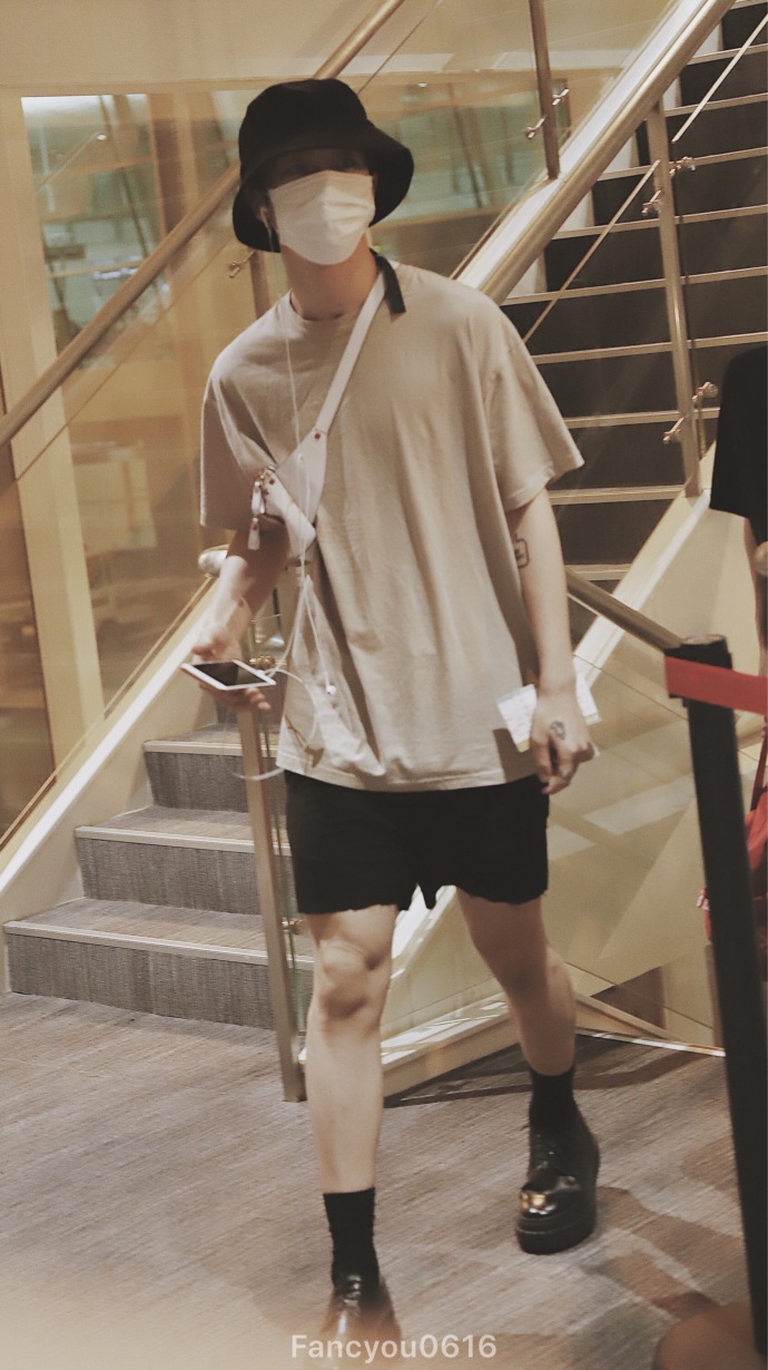 范丞丞穿灰色t恤搭配黑色短裤现身机场,戴渔夫帽和口罩遮捂严实