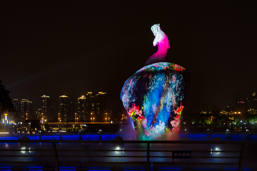 灯光秀以女神雕塑为中心,放眼整个筼筜湖,霓虹闪烁的高楼大厦围湖而建
