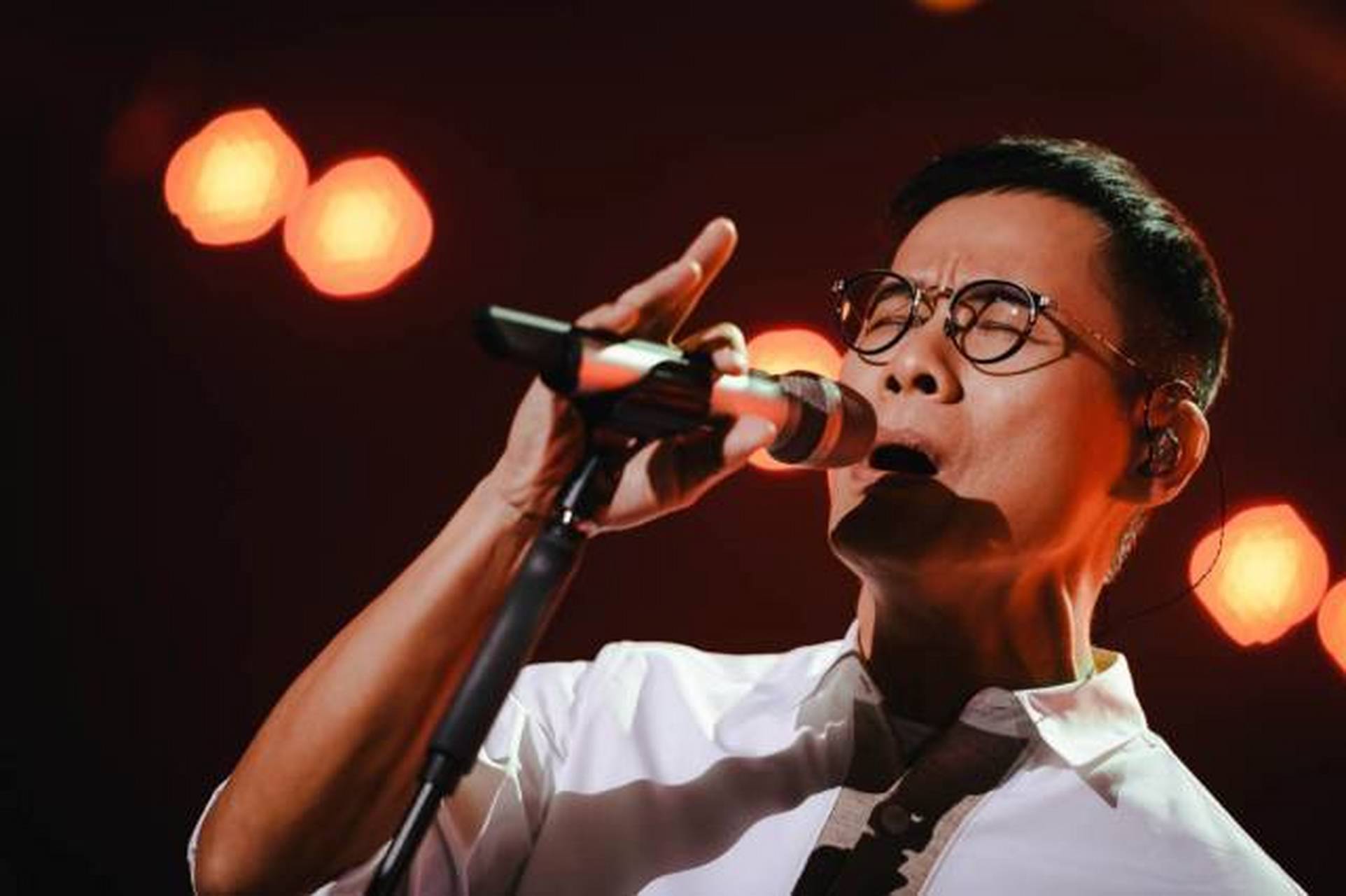 "音乐教父"罗大佑开创了很多第一次.有人说,他是中国的鲍勃迪伦.