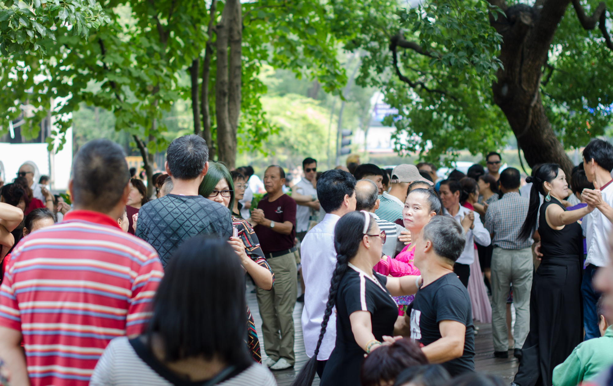 实拍国庆第一天杭州西湖,断桥上只能看到人头,网友:花钱找罪受