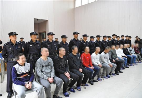 控制多名賣淫者招嫖 15人犯罪團伙被判刑