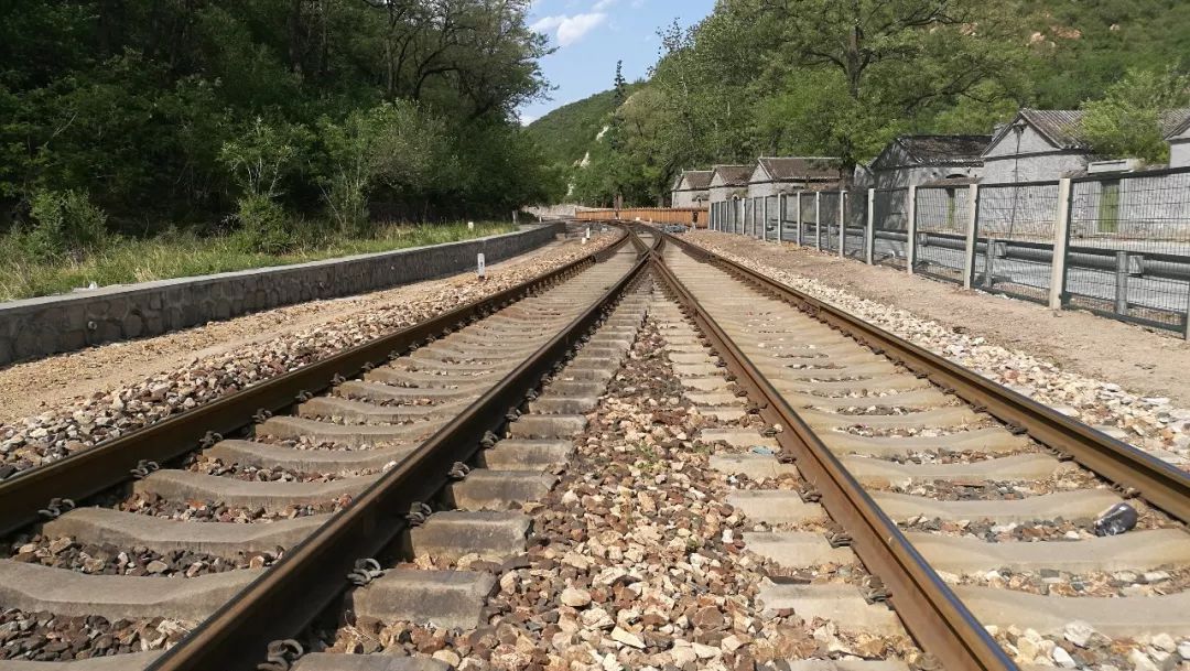 「992 | 探访」从"人"字到"大"字,新老京张铁路线在青龙桥站跨越百年