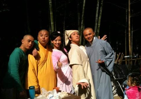 《活佛济公》幕后花絮:陈浩民获美女捏肩,最后一张笑喷了