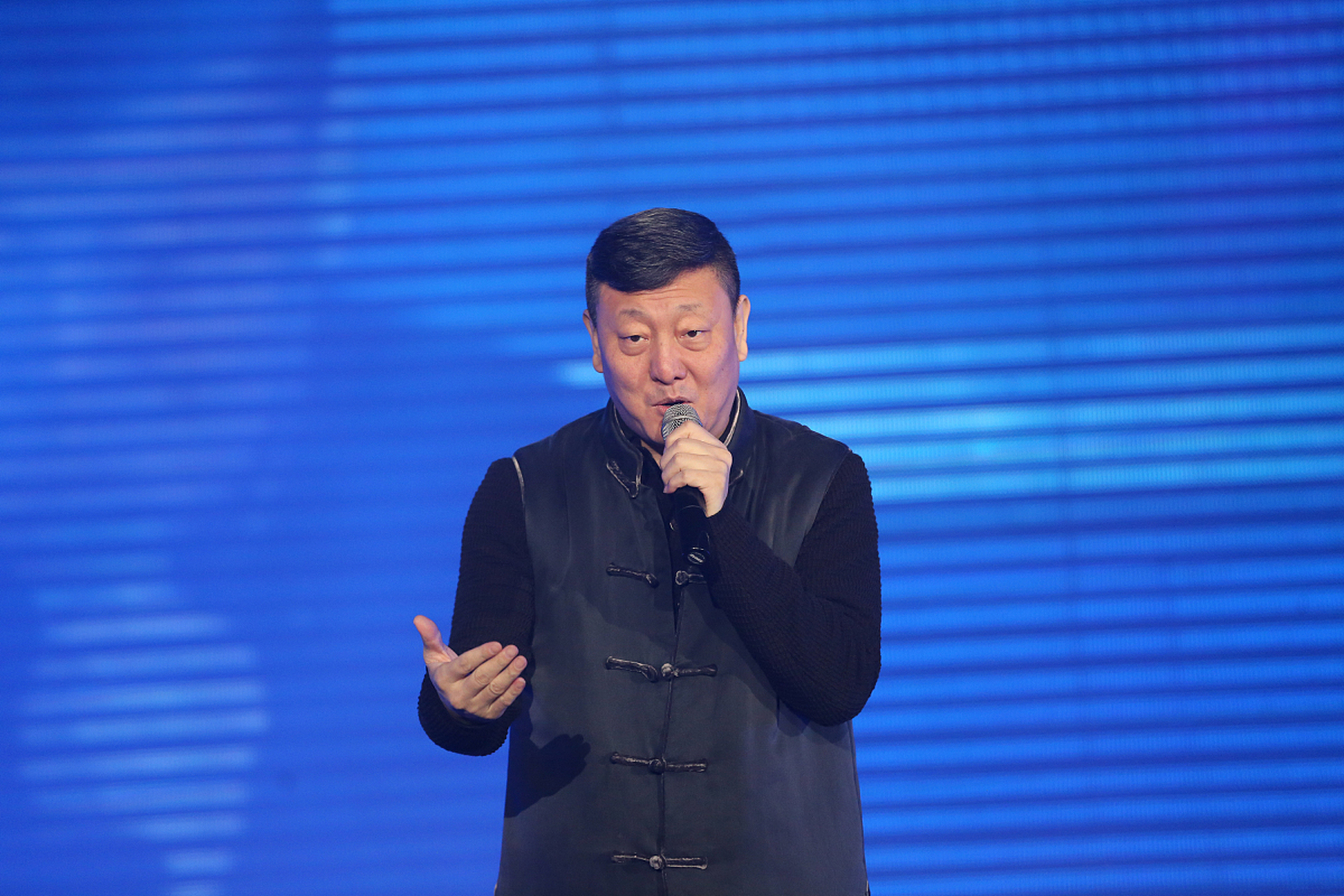 一次飞机上,韩磊偶遇访谈类节目的杠把子鲁豫,按说两个人都是大明星