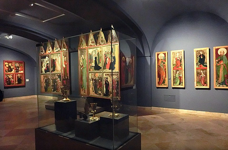 这座美术馆,设有免费开放日,有文艺复兴时期的石雕作品