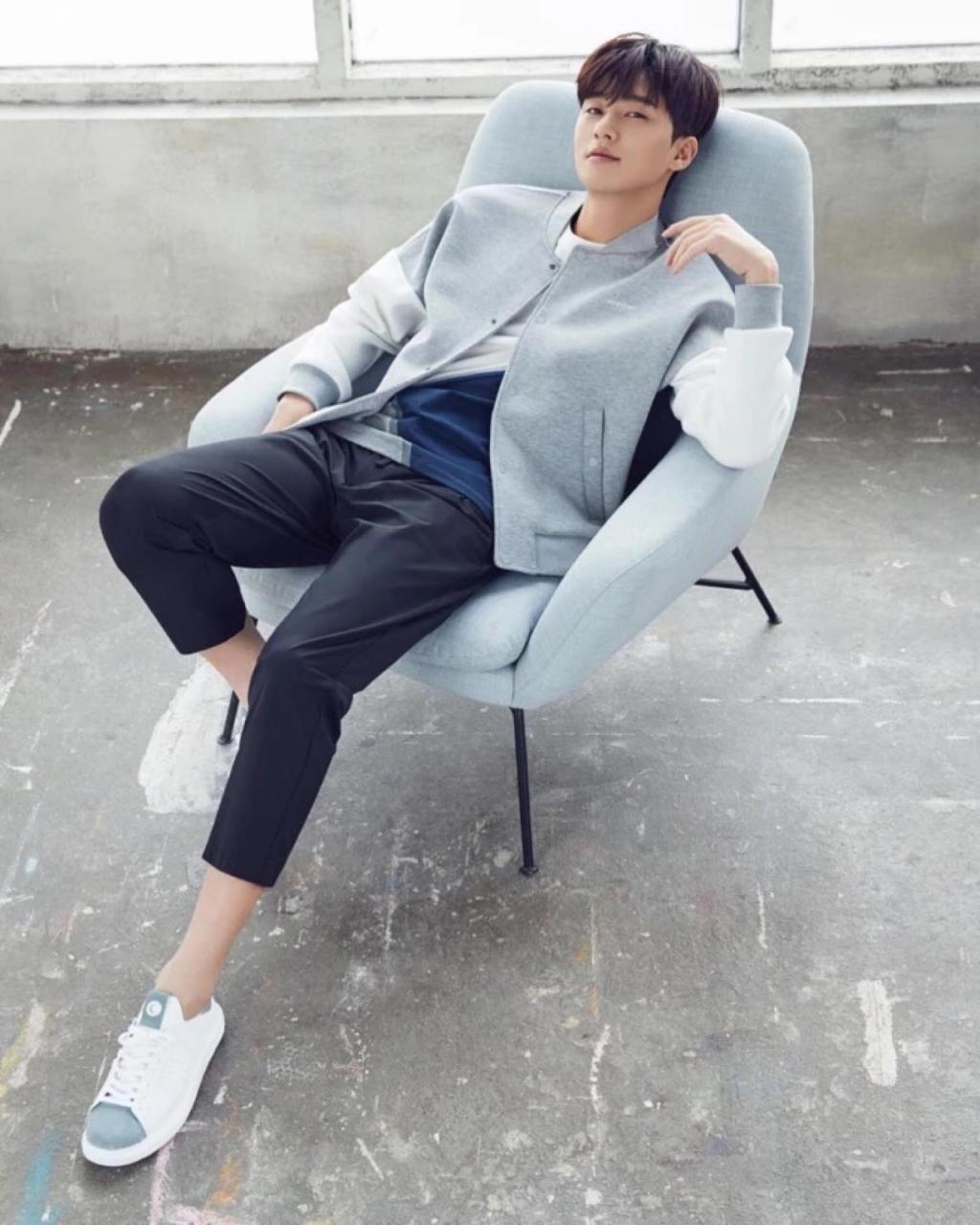 朴叙俊的长相并不是那么英俊,但是很耐看,西装裤下包