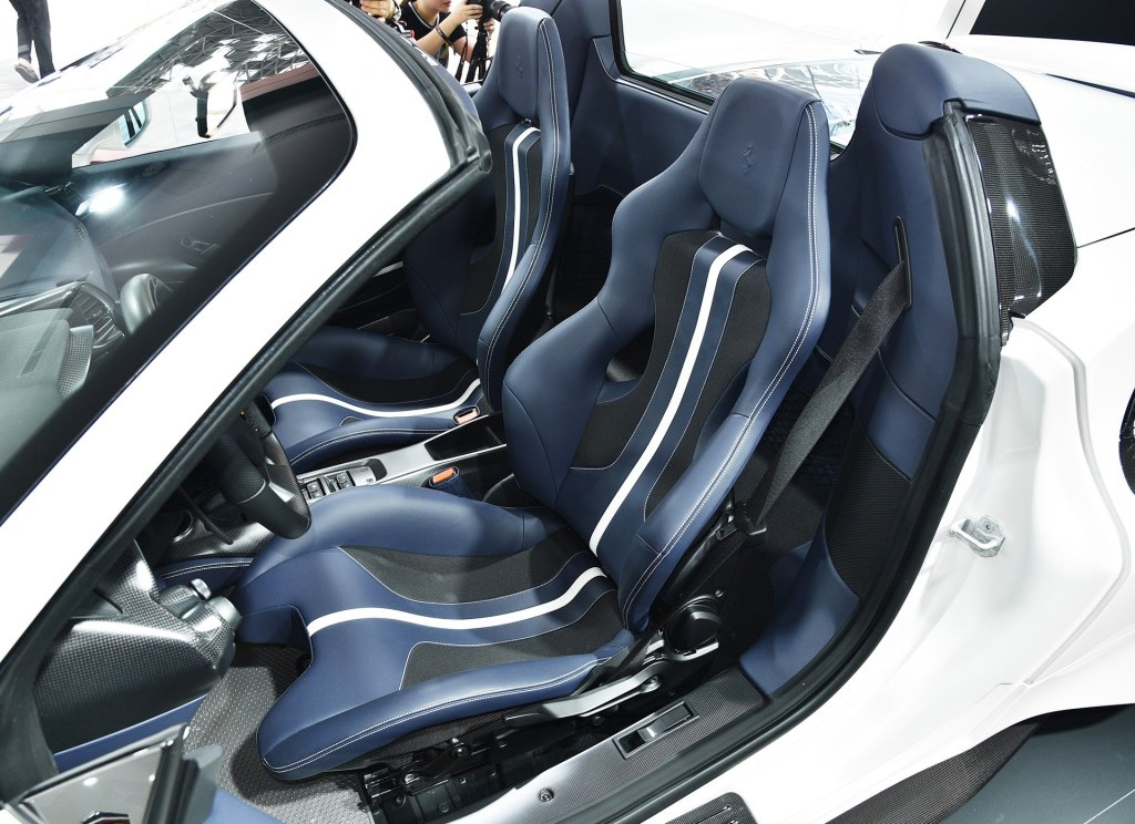 法拉利488,2015款,精致优美流线型外观,蕴藏无与伦比的爆发力