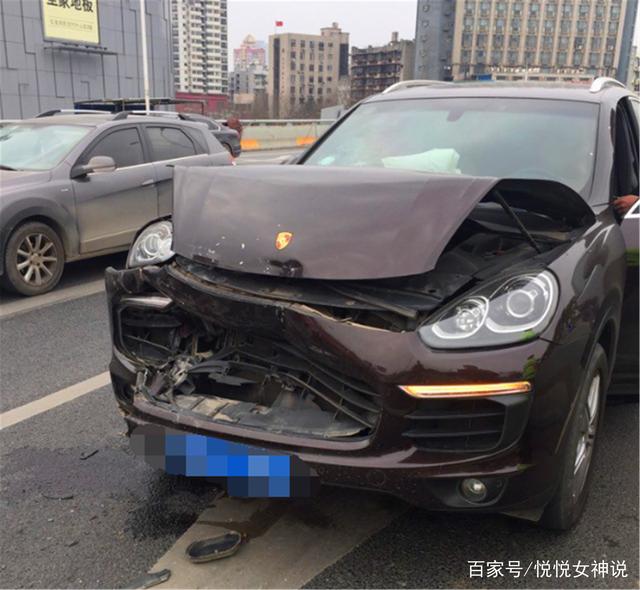 保时捷卡宴与东风ax7相撞,现场很有意思,车主:这车厉害了