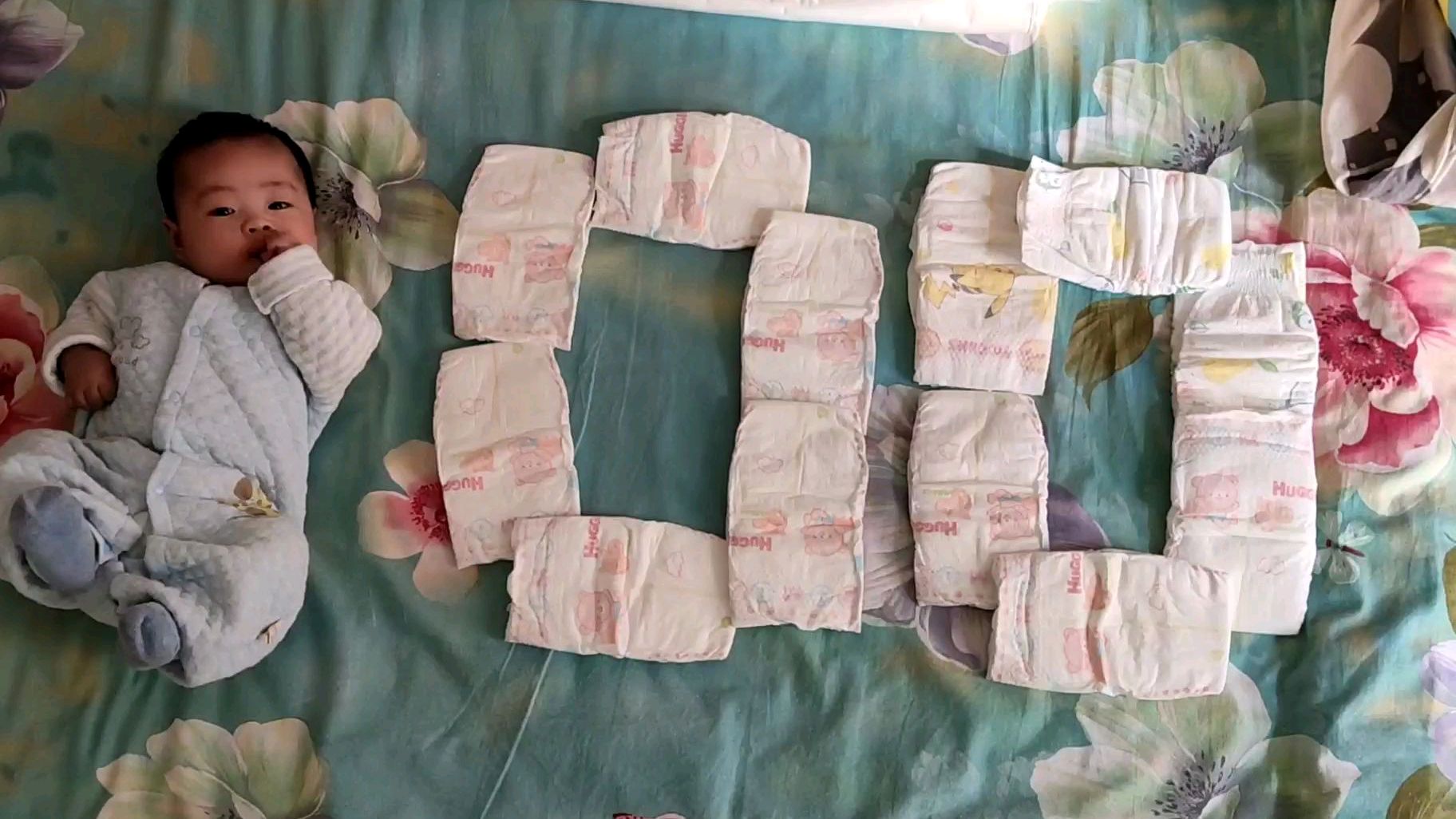 儿子100天在家里自拍照片,买个生日蛋糕庆祝一下