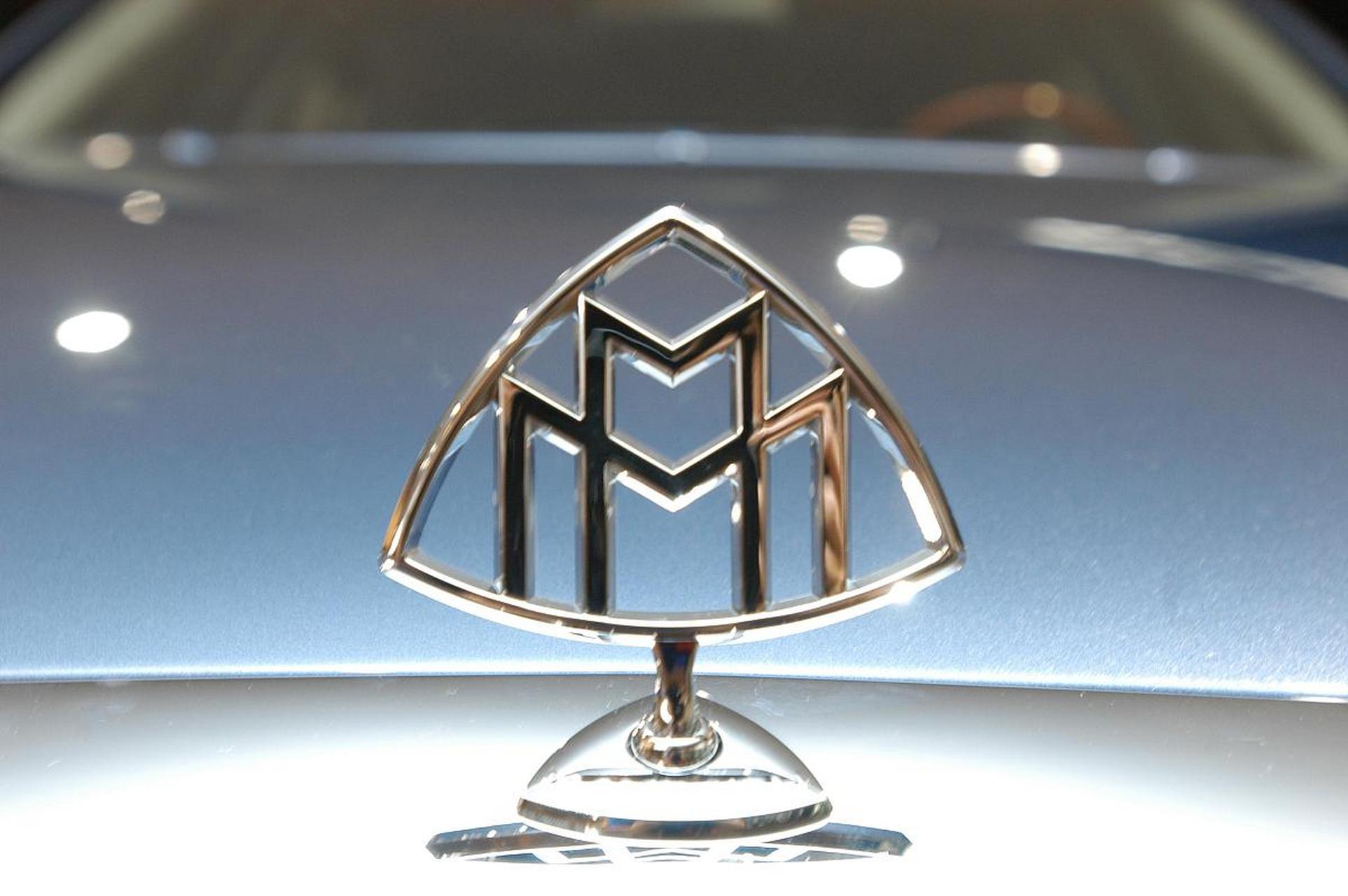 迈巴赫汽车标志由2个交叉的m围绕在一个球面三角形里组成.