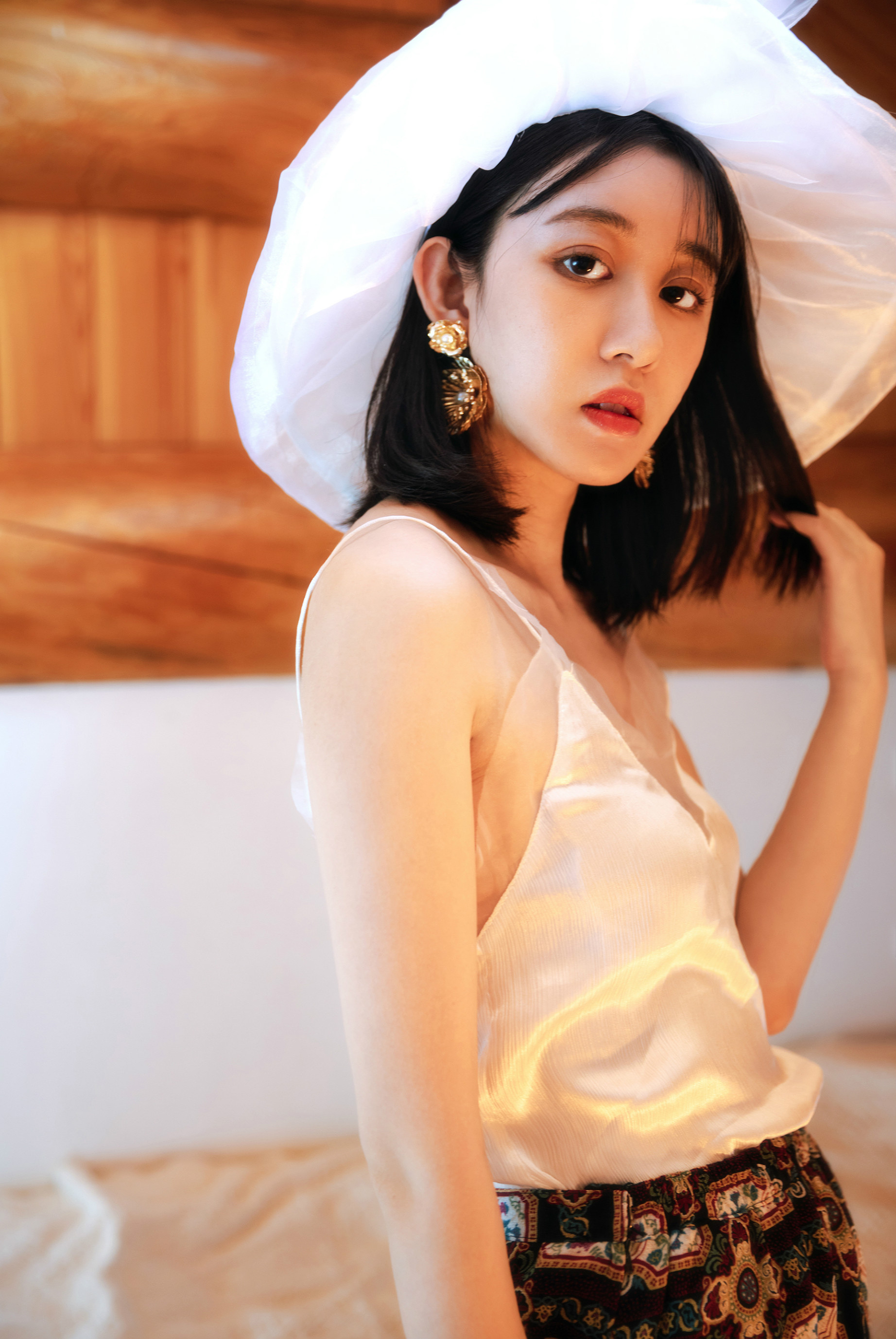 美图摄影:阁楼上的俏丽女人 为什么眼神幽怨!