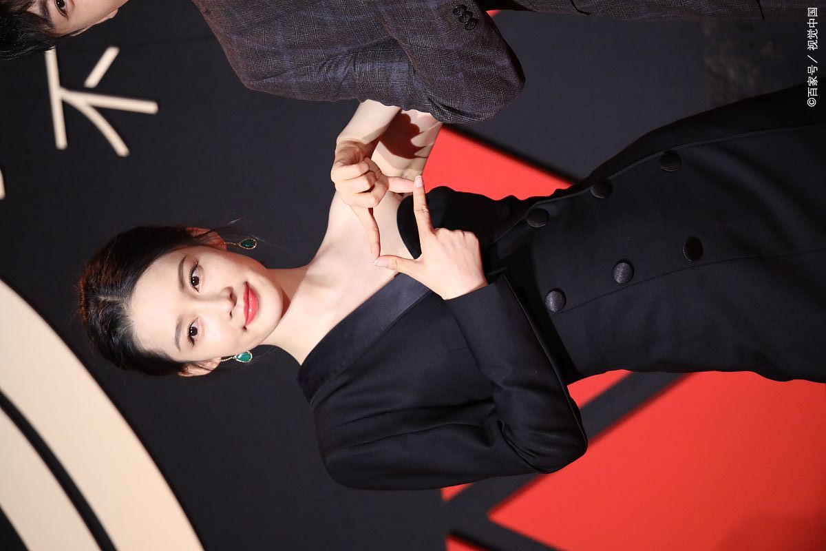 张艺兴李沁恋情曝光街头牵手逛街甜蜜恩爱   两个人也到了谈婚论嫁