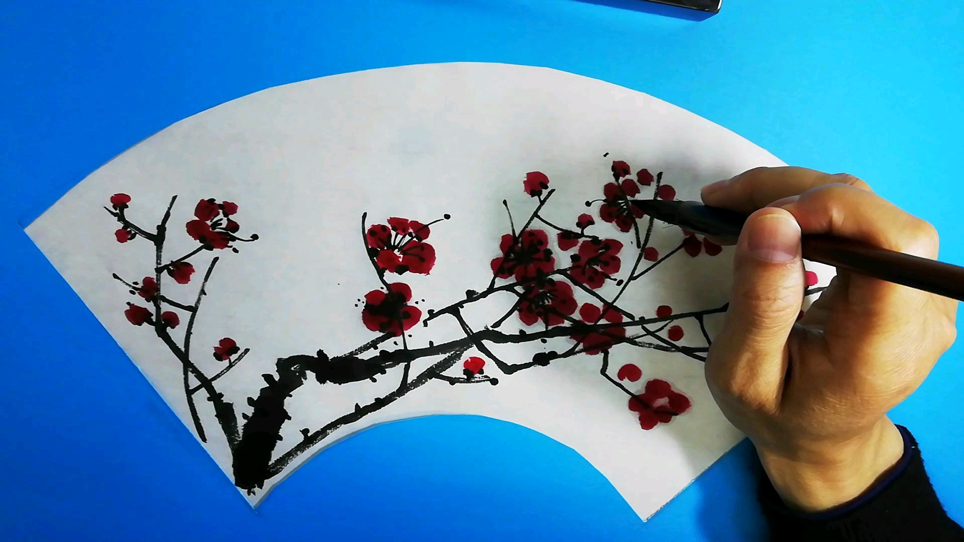 国画:学习齐白石的红梅图,大师的画的梅花确实与众不同