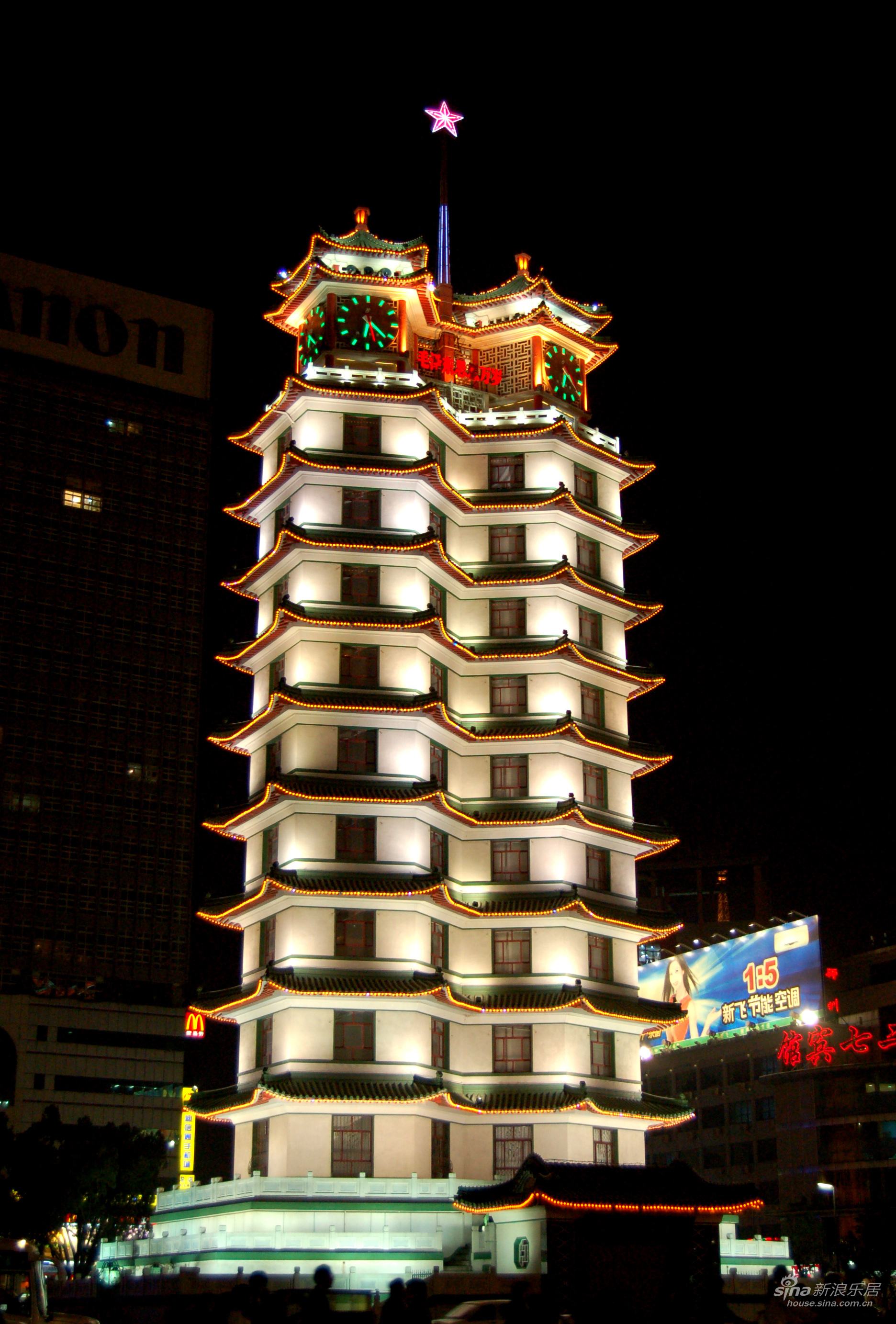 郑州二七塔,是中国建筑独特的仿古联体双塔,而且夜景十分美妙