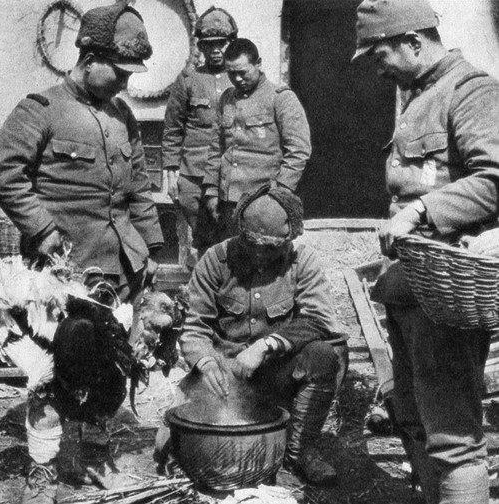 抗日时期罕见老照片:图二为日本兵与小女孩合照,图六一群女伪军