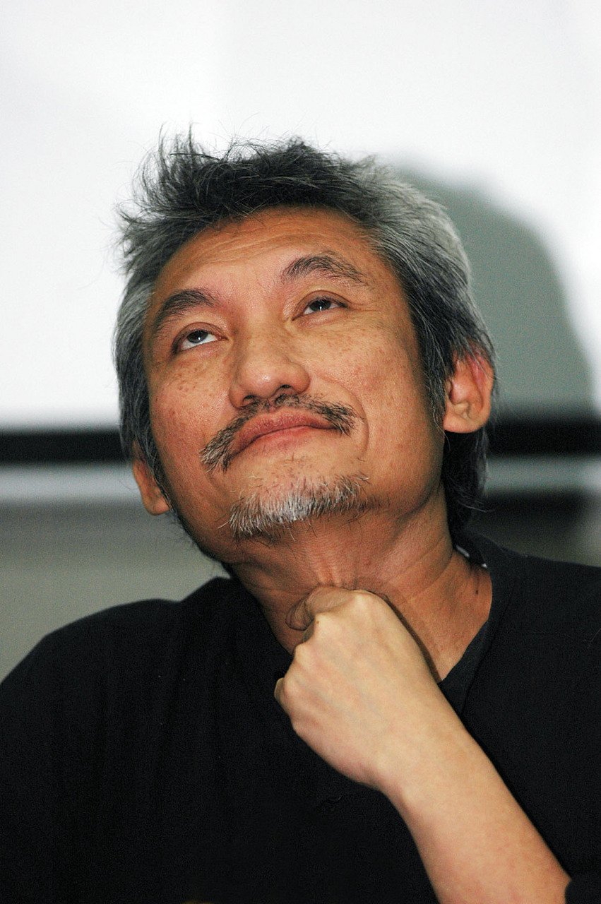 徐克女友疑似怀孕# 近日,有媒体拍到徐克与女友乐乐牵手散步,手朗手