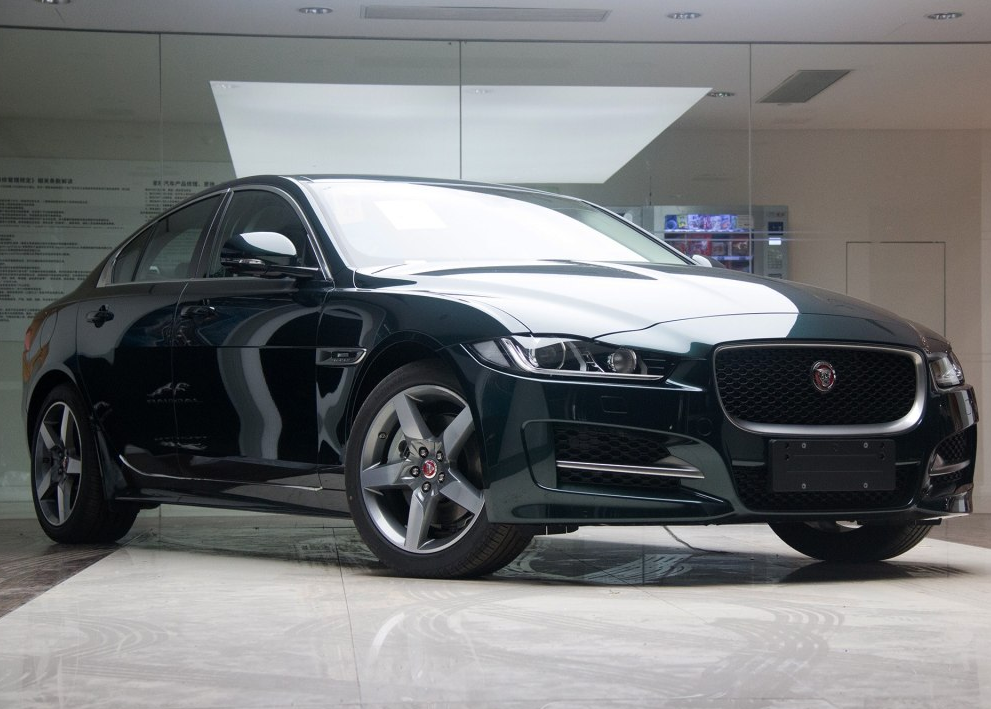 捷豹xe外观设计很大气,给人一种豪华感