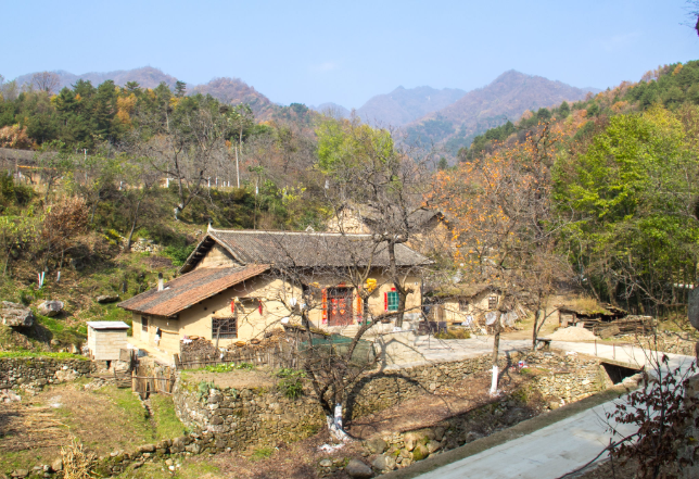 秦岭南坡村庄|院子干干净净,门前清清爽爽,路硬化了却无车驶过