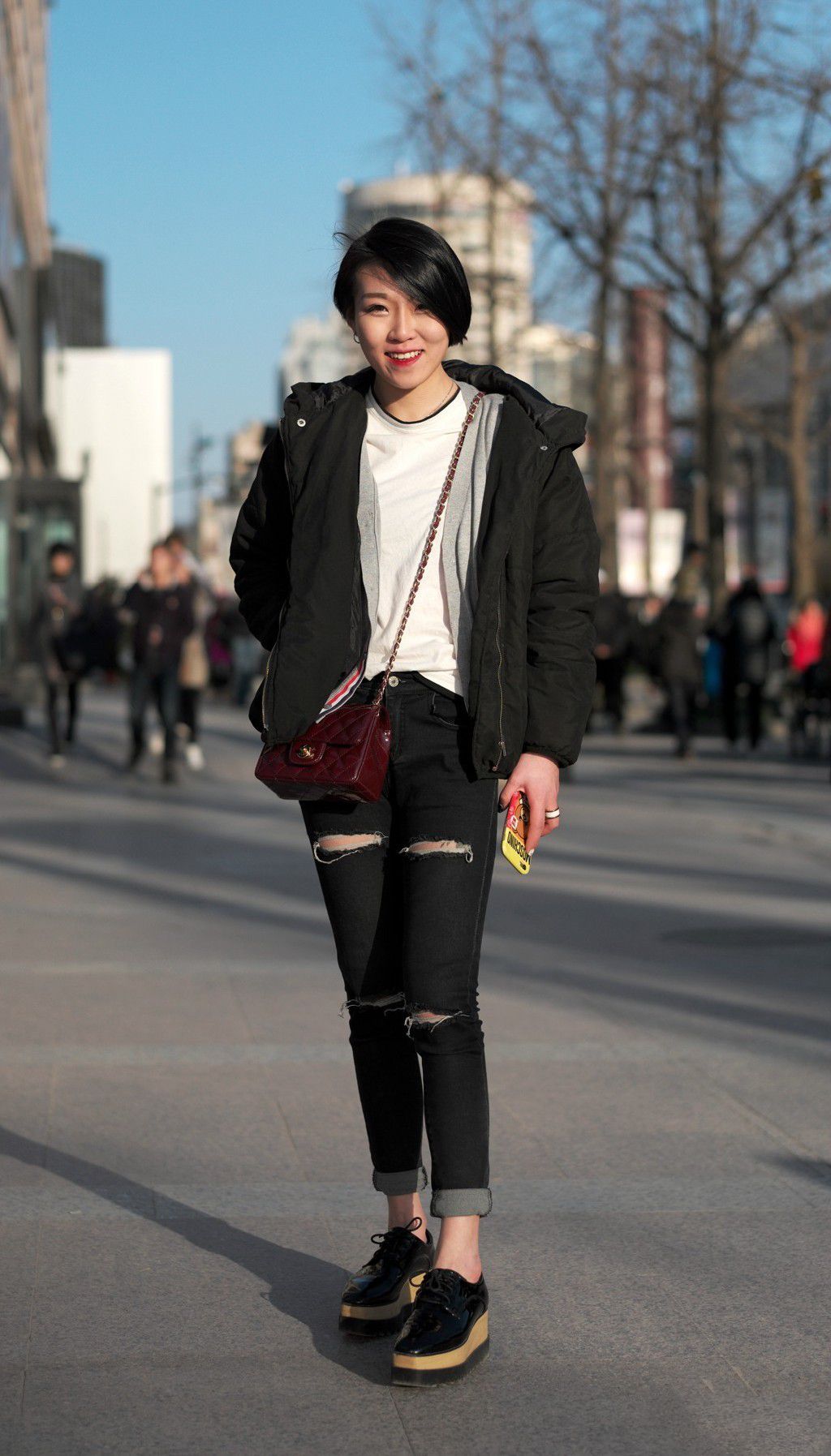 街拍:短发美女身穿棉上衣搭配牛仔裤,温暖又洋气,这是我们最常见的搭