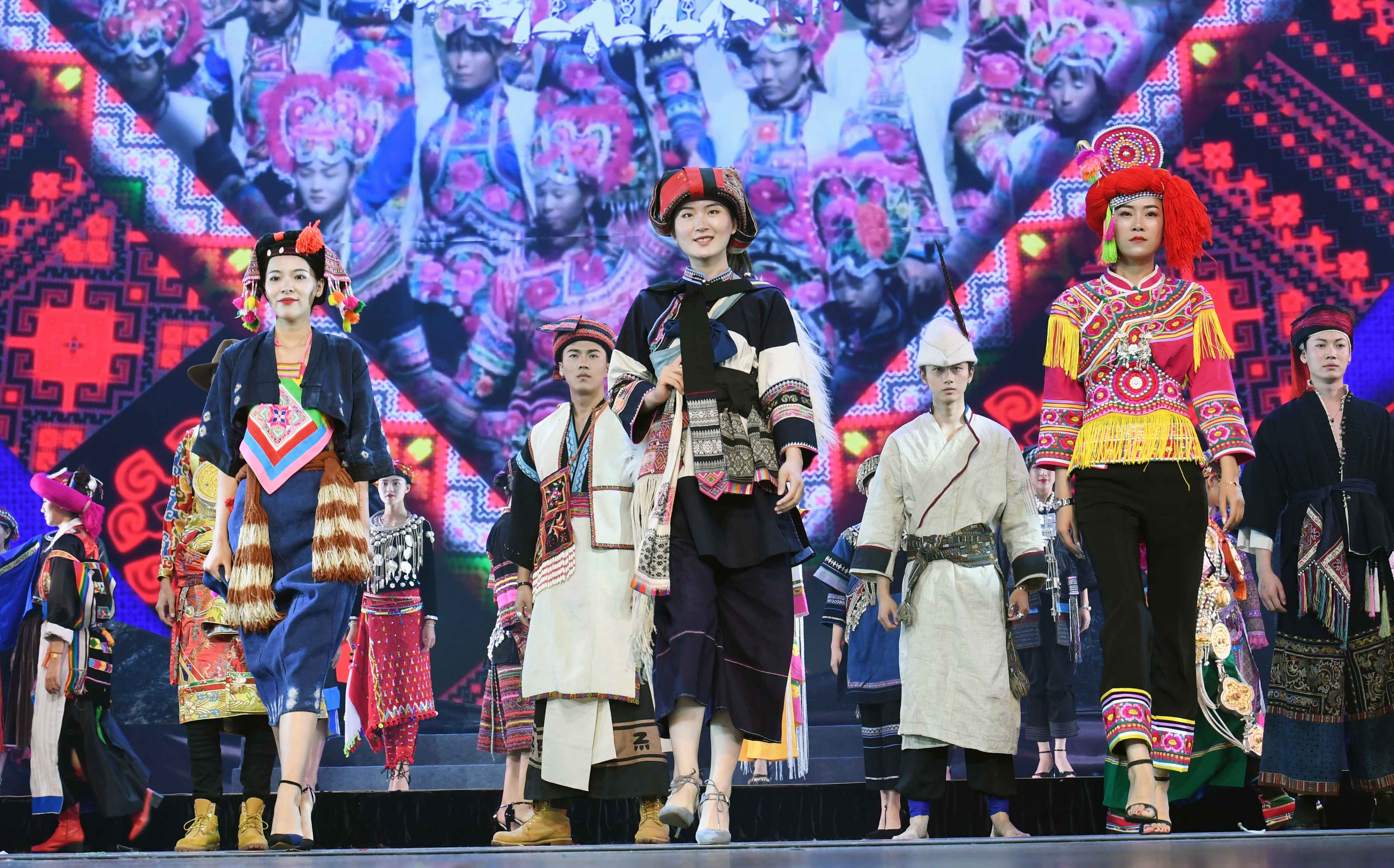 云南民族赛装文化节颁奖文艺晚会在楚雄举行(1)