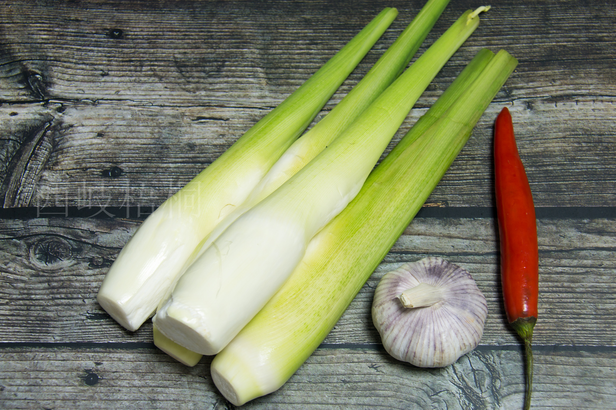 第一步:茭白剥去外壳,取出嫩白的可食用部分.