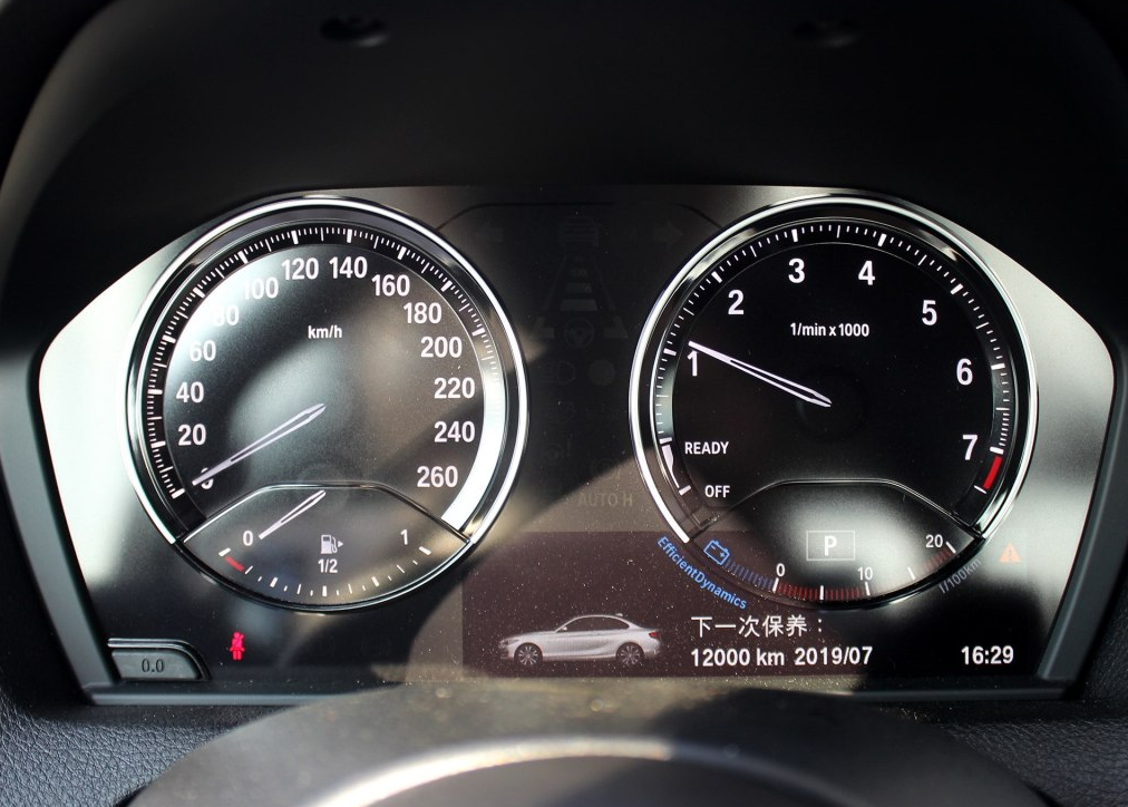 黑底白字的仪表盘,看着很清楚,三联式的设计,很时尚,设计实际感十足.