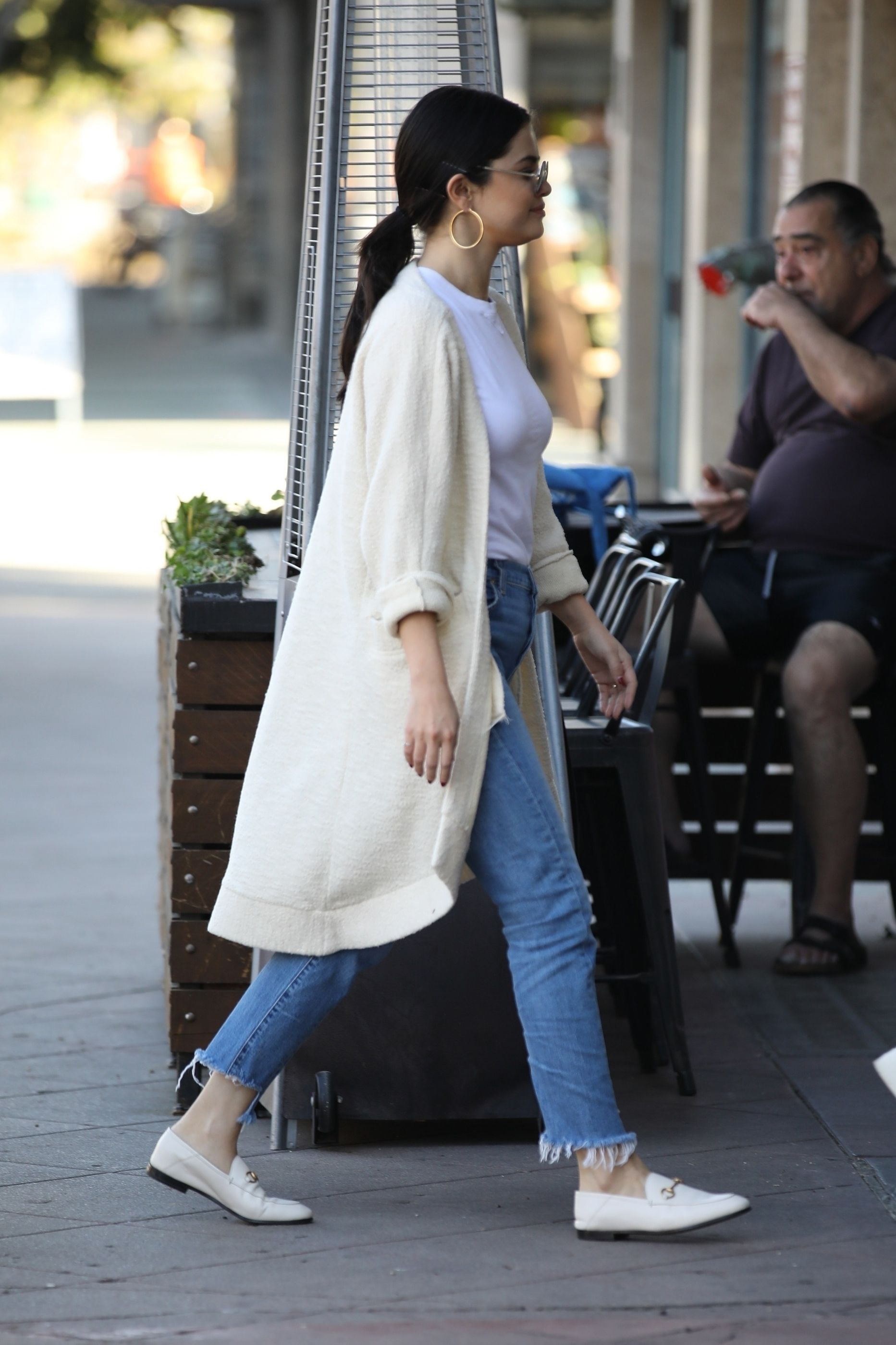 26岁赛琳娜太爱穿针织开衫!这回搭配紧身牛仔裤,满满的少女气息