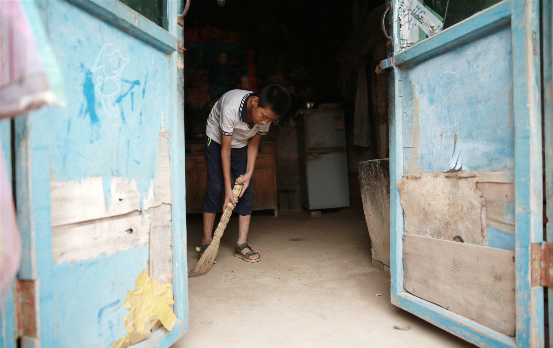 母亲出走父亲自杀 13岁男孩辍学照顾血液病爷爷精神病奶奶