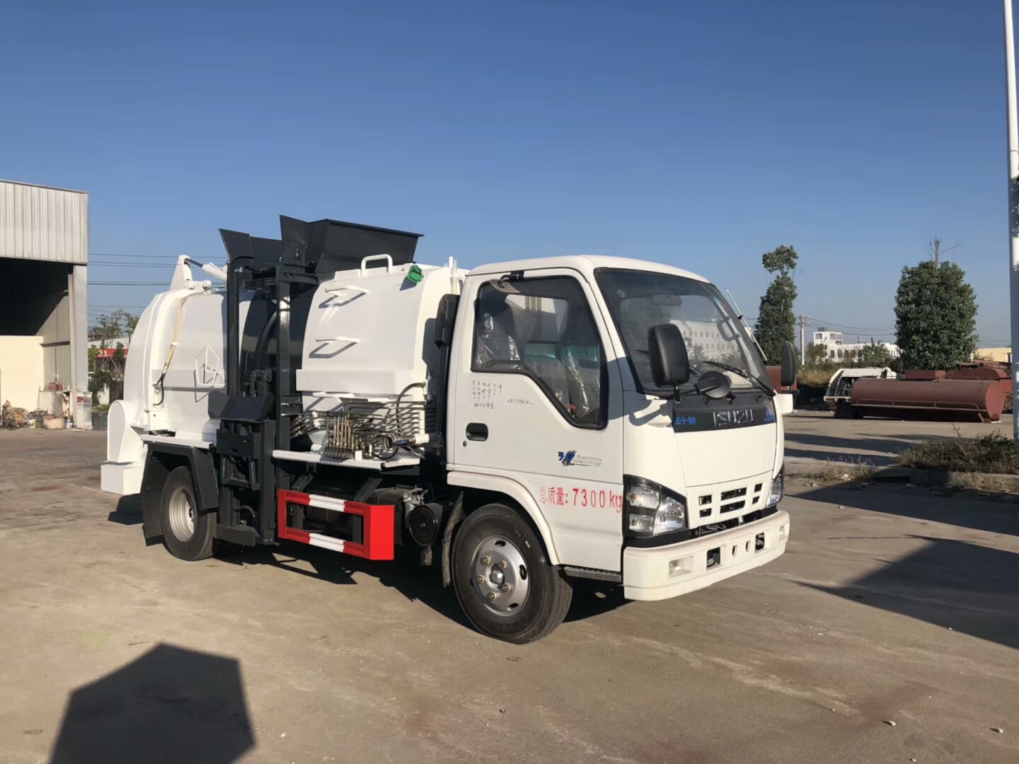 五十铃餐厨垃圾车,固液渣分离装置,箱体有清洗和保温功能