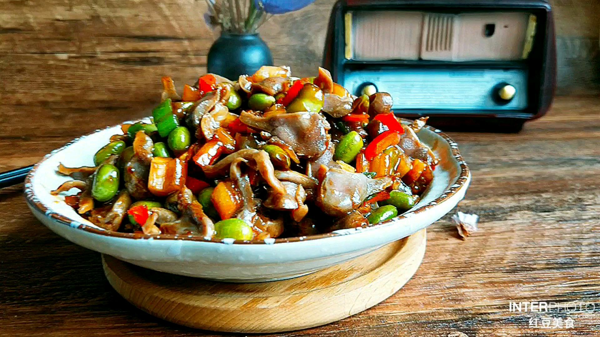 一道简单快手超下饭的家常下饭菜~酸萝卜毛豆炒鸡肫