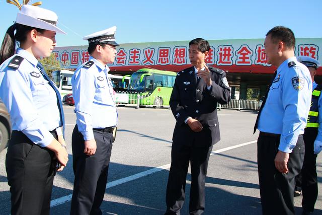 国庆第1天|渭南交警支队支队长闫丰胜督导检查华阴大队道路安保