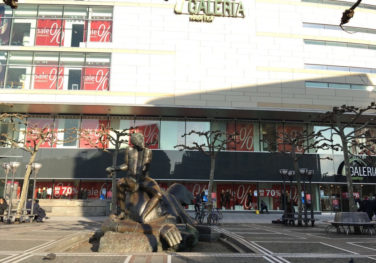 采尔大街是法兰克福一条奢侈品大街,在这条不长的大街上开满了顶级的