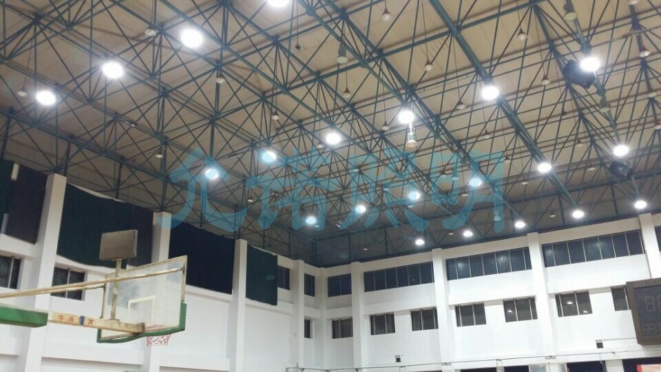 使用灯具 允诺照明200w无极灯工矿灯,此灯具照射面积大,照度均匀,防眩