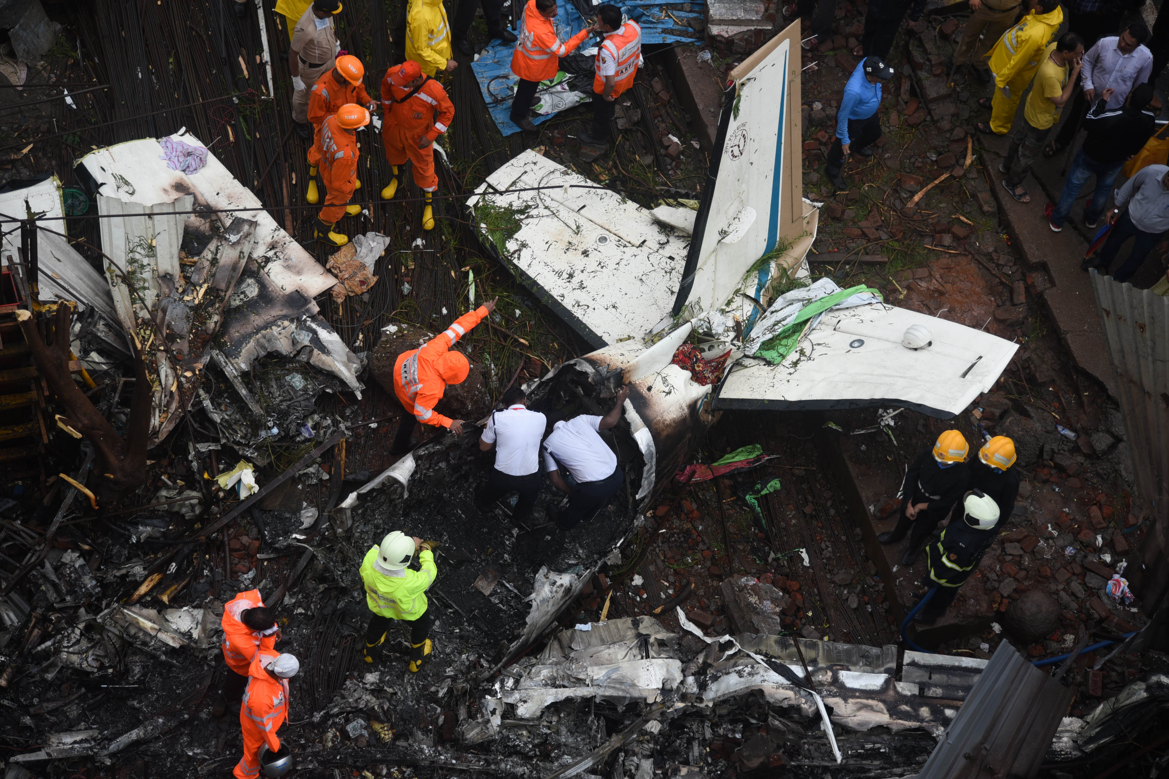 印度孟买一架小型飞机坠毁致5人遇难