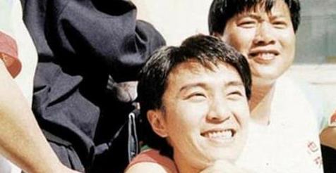 周星驰人生第一部电影《捕风汉子》遇万梓良提携,可谓人生转折点