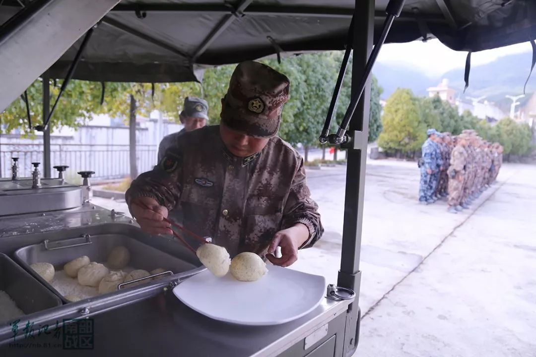 云南省大理军分区贴近实战组织冬季野营拉练